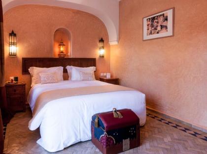 Double room in a charming villa in the heart of Marrakech palm grove - image 2