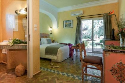 Double room in a charming villa in the heart of Marrakech palm grove - image 8