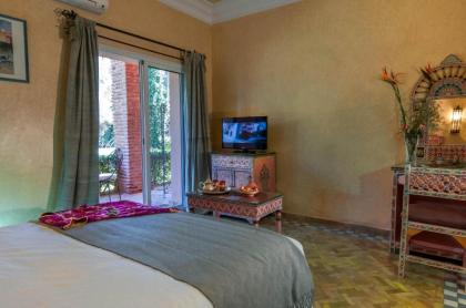 Room in BB - Double room in a charming villa in the heart of Marrakech palm grove - image 1