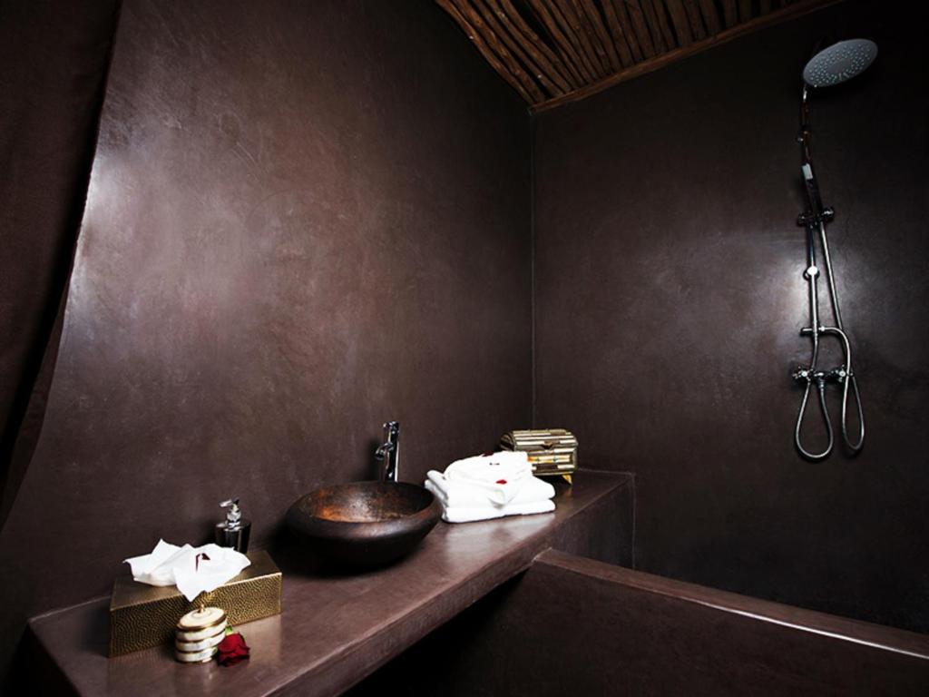 Room in BB - Suite Kalifa in luxurious Riad - Marrakech Spa and Massage - image 4