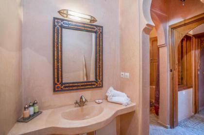 Room in Guest room - Riad Lakouas authentic Santal Room situe a Marrakech no001 - image 4