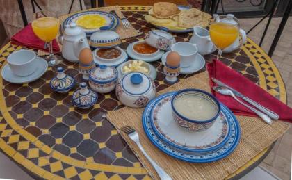 Room in Guest room - Riad Lakouas authentic Santal Room situe a Marrakech no001 - image 8