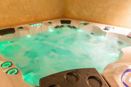 VILLA 103 - Luxury Getaway - Private Jacuzzi - image 13