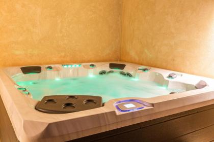 VILLA 103 - Luxury Getaway - Private Jacuzzi - image 5