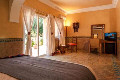 Double room in a charming villa in the heart of Marrakech palm grove - image 6